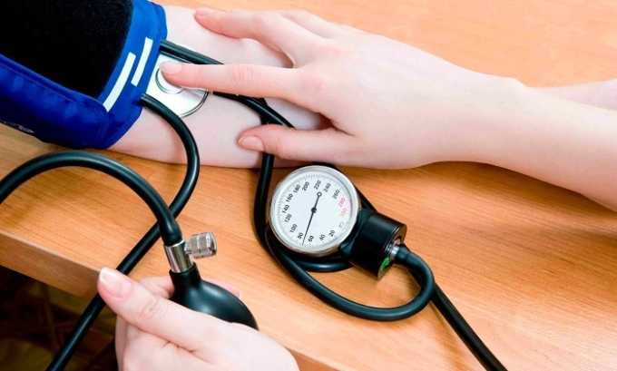 Кроме низкой температуры у больного отмечается понижение давления и ослабление пульса