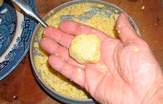 Шарик теста на ладони