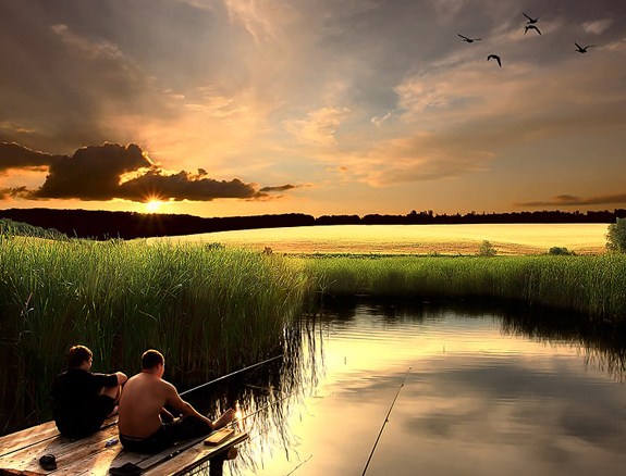 два рыбака с удочками