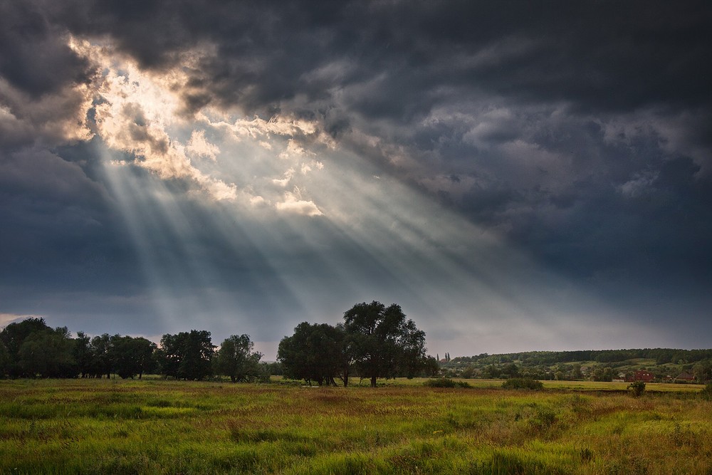 солнце сквозь тучи